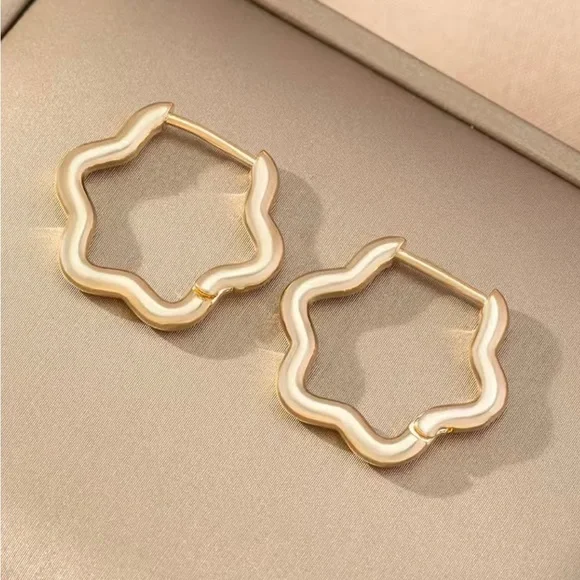 Gold huggie wavy earrings ✨ - Picture 4 of 5